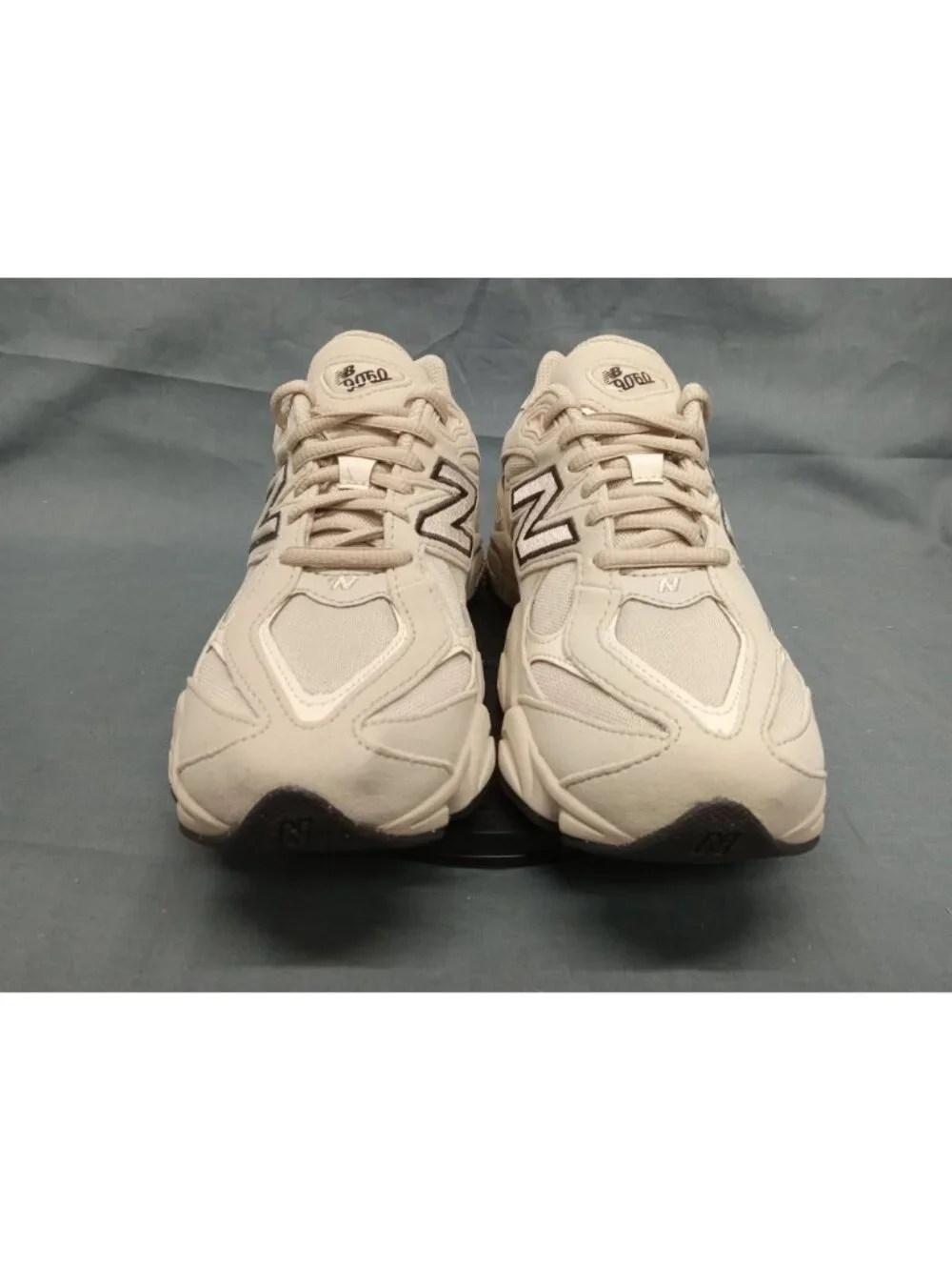 New Balance 9060 (GS) Sneakers G90607GY Grey Beige Boys Size 5 NEW IN BOX!